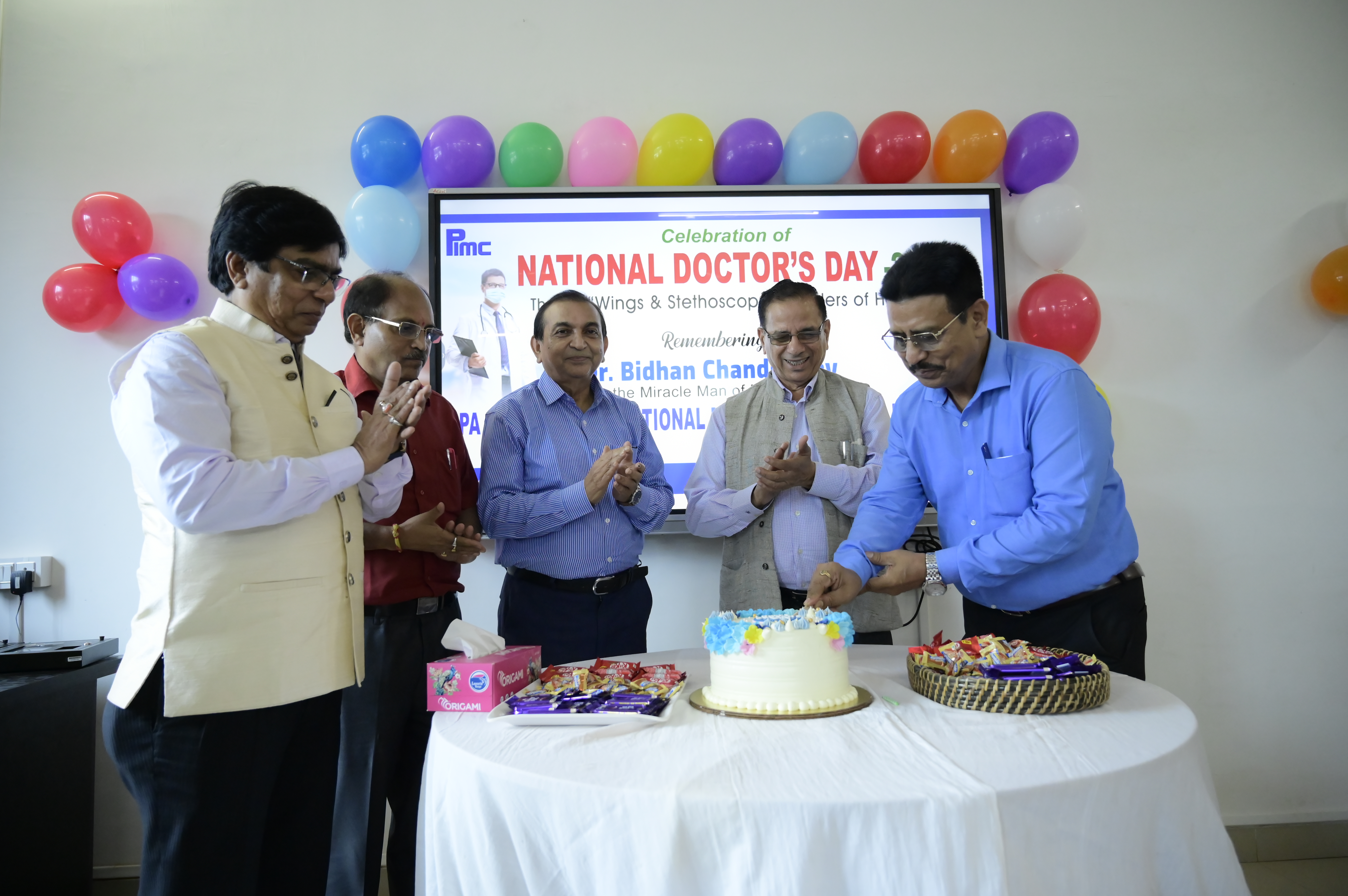 doctors-at-iaamc-amp-pimch-of-ustm-celebrate-doctors-day