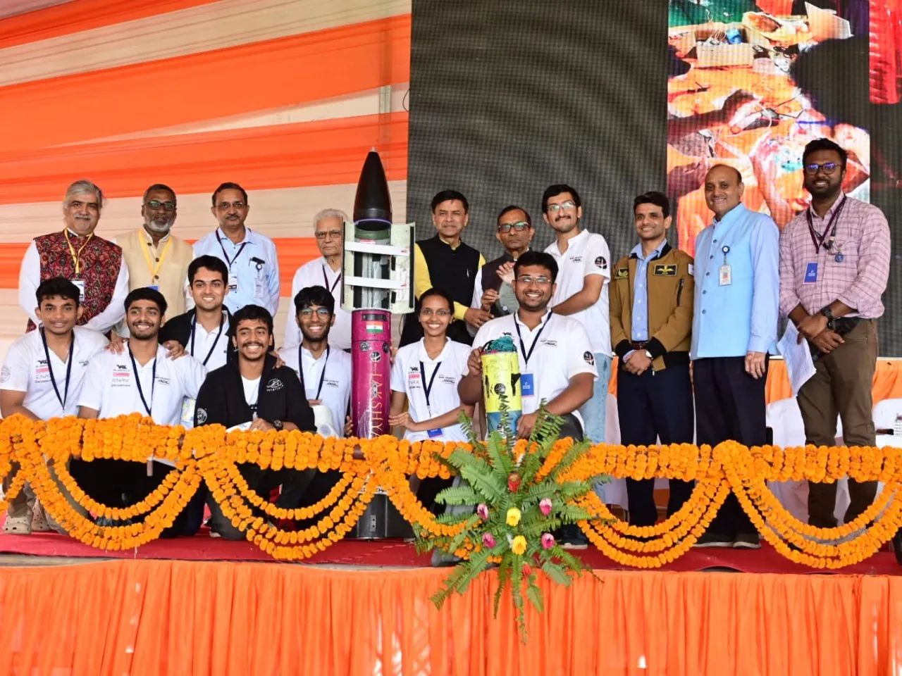 astronaut-shubhanshu-shukla-inspires-at-grand-finale-in-rocket-competition-in-up2