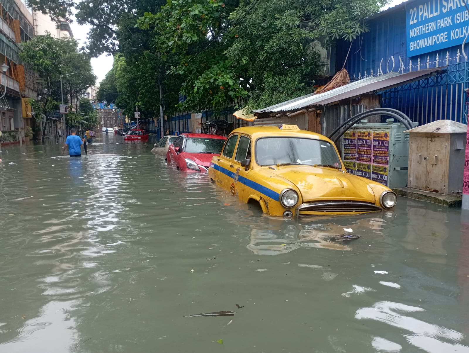 kolkata-reels-under-torrential-rain-10-die-life-disrupted-schools-colleges-shut2